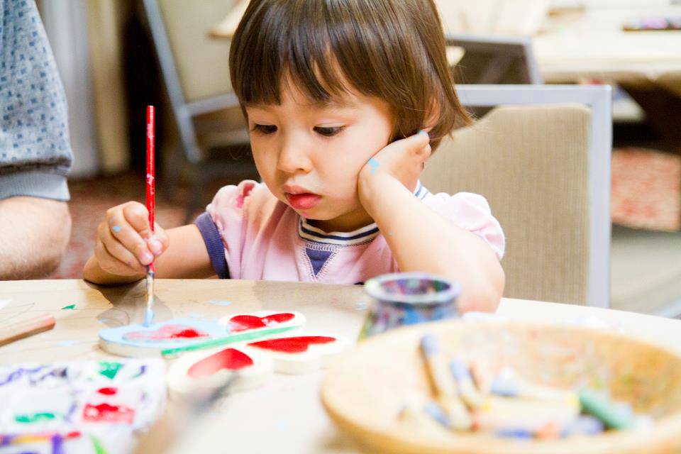 DYI how can kids paint holiday activities for christmas, art class, teacher, Spramani Elaun, nature of art for kids